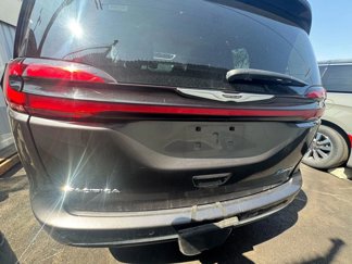 Used 2023 Chrysler Pacifica Limited image 1