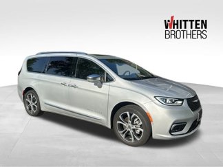 Used 2024 Chrysler Pacifica Pinnacle w/ Trailer Tow Group image 1