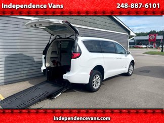 Used 2022 Chrysler Pacifica Touring-L image 1