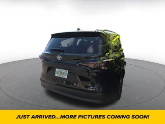 Used 2024 Toyota Sienna XLE image 1