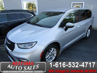 Used 2023 Chrysler Pacifica Touring-L image 1