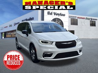 Used 2024 Chrysler Pacifica Limited w/ Uconnect Theater Family Group image 1