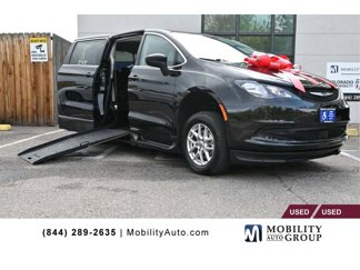 Used 2022 Chrysler Voyager LX image 1