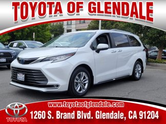Certified 2023 Toyota Sienna Limited image 1