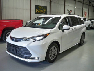 Used 2022 Toyota Sienna XLE image 1