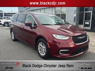 Used 2023 Chrysler Pacifica Touring-L image 1