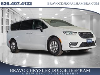 New 2025 Chrysler Pacifica Select image 1