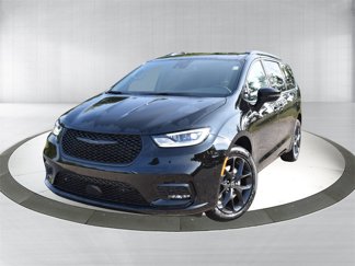 New 2026 Chrysler Pacifica Limited w/ Uconnect Theater Family Group image 1