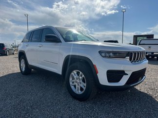 Used 2023 Jeep Grand Cherokee Laredo image 1