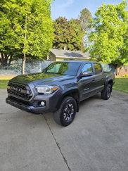 Used 2017 Toyota Tacoma TRD Off-Road image 1