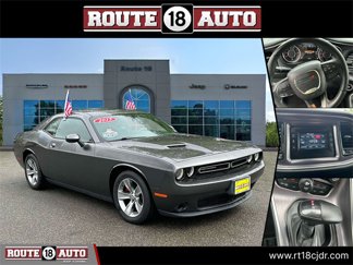 Used 2015 Dodge Challenger SXT image 1