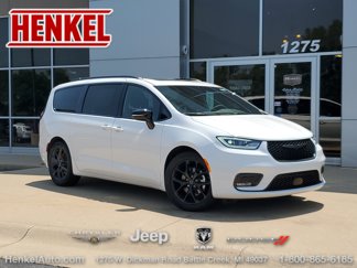 New 2025 Chrysler Pacifica Limited w/ Trailer Tow Group image 1