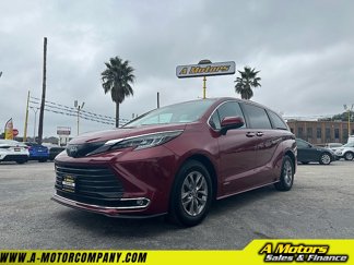 Used 2021 Toyota Sienna XLE image 1