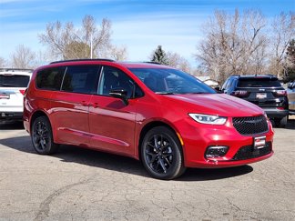 New 2025 Chrysler Pacifica Limited w/ Uconnect Theater Family Group image 1