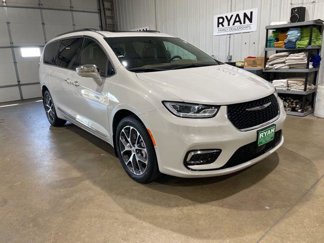 Certified 2021 Chrysler Pacifica Limited w/ Uconnect Theater Family Group image 1
