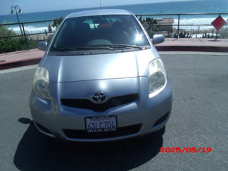 Used 2011 Toyota Yaris 4-Door Hatchback image 1
