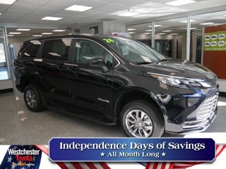 Used 2025 Toyota Sienna LE image 1