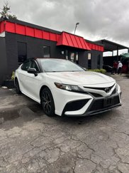 Used 2021 Toyota Camry SE image 1