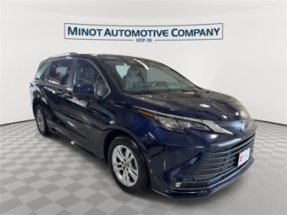 Used 2025 Toyota Sienna XLE image 1