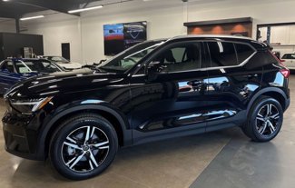 Used 2025 Volvo XC40 B5 Core image 1