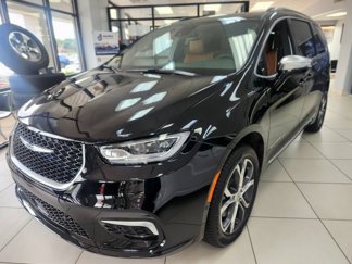 New 2025 Chrysler Pacifica Pinnacle image 1
