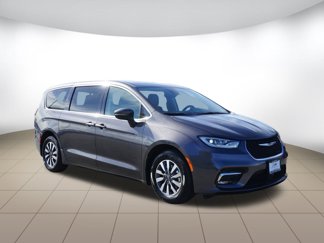 Used 2023 Chrysler Pacifica Touring-L image 1