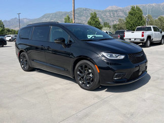 Used 2025 Chrysler Pacifica Limited image 1