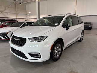 Used 2023 Chrysler Pacifica Limited image 1