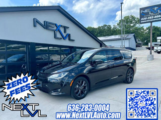 Used 2020 Chrysler Pacifica Touring-L w/ S Appearance Package image 1