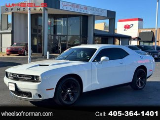 Used 2016 Dodge Challenger SXT image 1