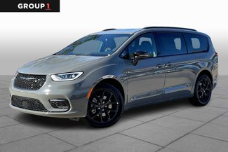 New 2025 Chrysler Pacifica Limited image 1
