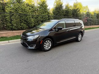 Used 2017 Chrysler Pacifica Touring-L image 1