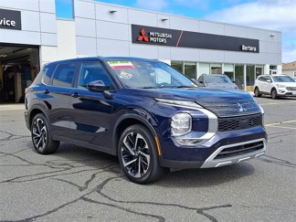 Used 2024 Mitsubishi Outlander SE image 1