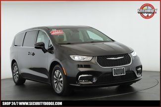 Used 2022 Chrysler Pacifica Touring-L image 1