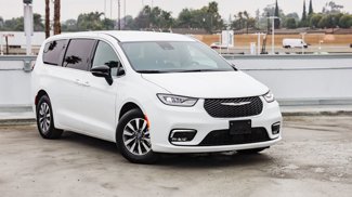 New 2025 Chrysler Pacifica Select w/ Uconnect Theater Family Group image 1