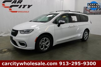 Used 2023 Chrysler Pacifica Limited image 1