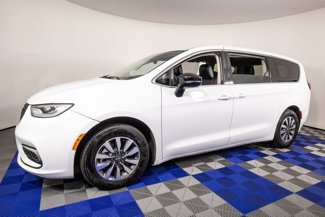 Used 2024 Chrysler Pacifica Touring-L image 1