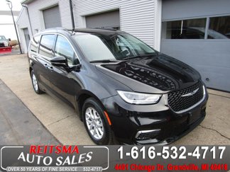 Used 2022 Chrysler Pacifica Touring-L image 1