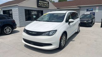 Used 2022 Chrysler Voyager LX image 1