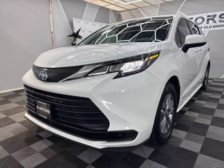 Used 2021 Toyota Sienna LE image 1