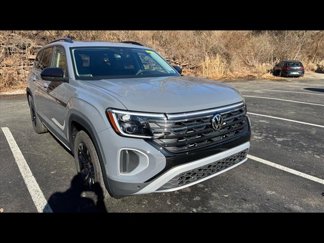 New 2025 Volkswagen Atlas Peak Edition SE image 1