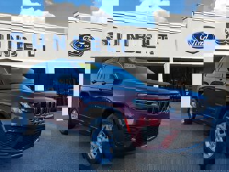 Used 2023 Jeep Grand Cherokee Laredo image 1