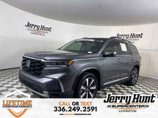 Used 2025 Honda Pilot Touring image 1