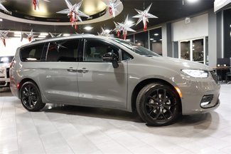 New 2024 Chrysler Pacifica Touring-L w/ S Appearance Package image 1