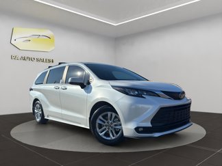 Used 2025 Toyota Sienna XLE image 1