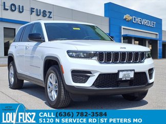Used 2023 Jeep Grand Cherokee Laredo image 1