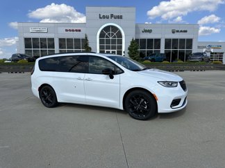 New 2025 Chrysler Pacifica Limited w/ Uconnect Theater Family Group image 1