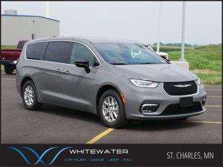 New 2025 Chrysler Pacifica Select image 1