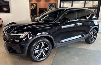 Used 2025 Volvo XC40 B5 Core image 1