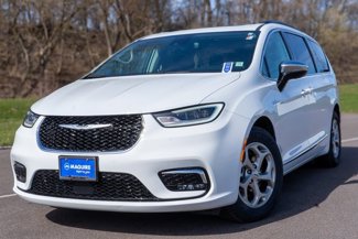 Used 2023 Chrysler Pacifica Limited image 1